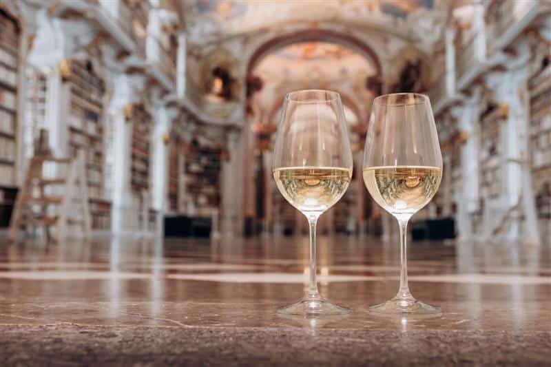 Bibliothek und Wein jpeg